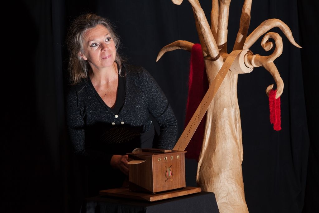 Rouge écharpe spectacle Marion Labéjof